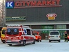 Záchranái ped finským obchodním centrem, kde dolo ke stelb